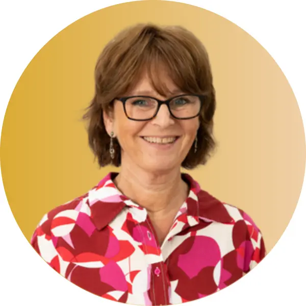 Sabine Portraitbild Farbverlauf gelb