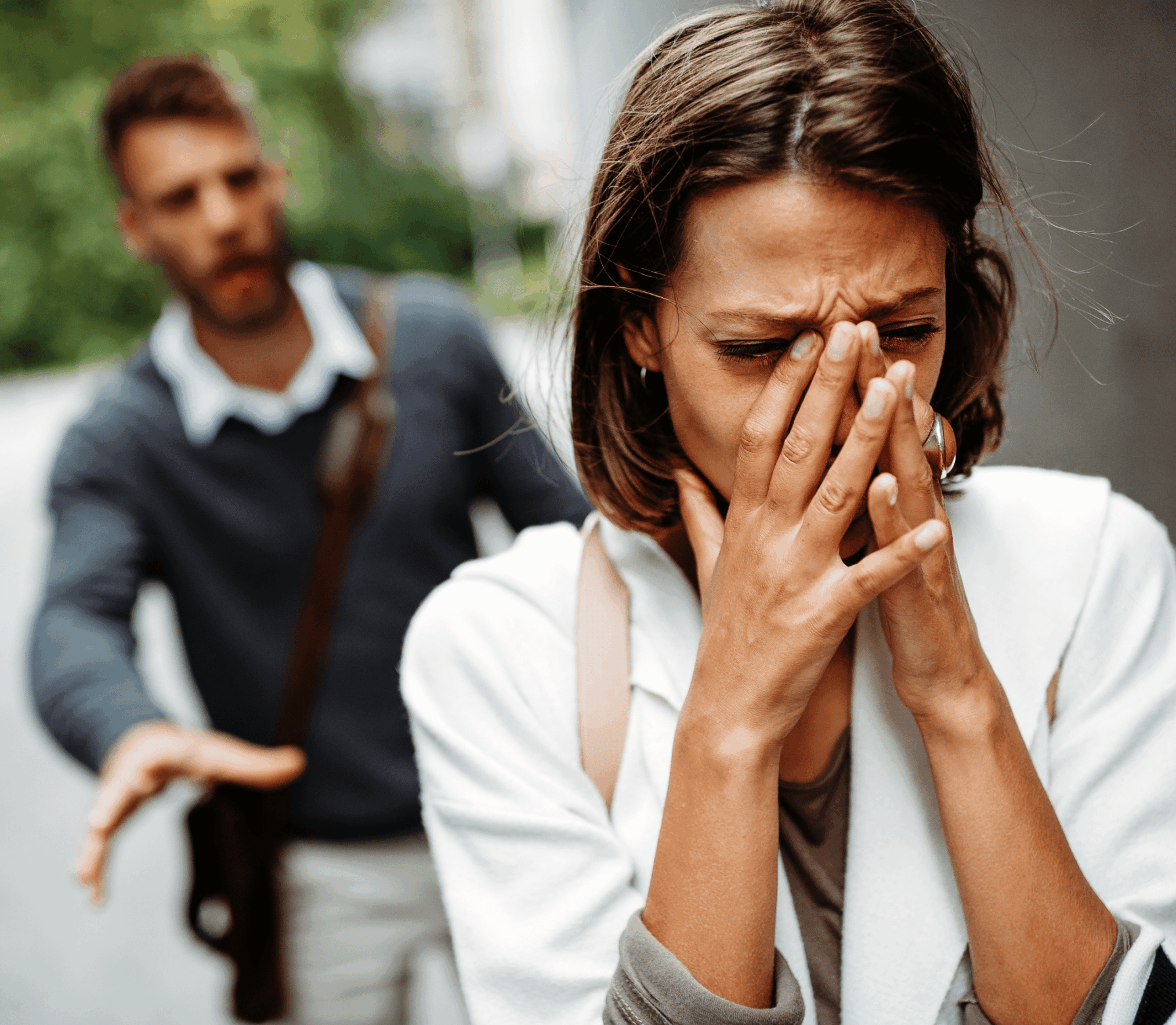 Frau Mann im Hintergrund scaled e1764006150988