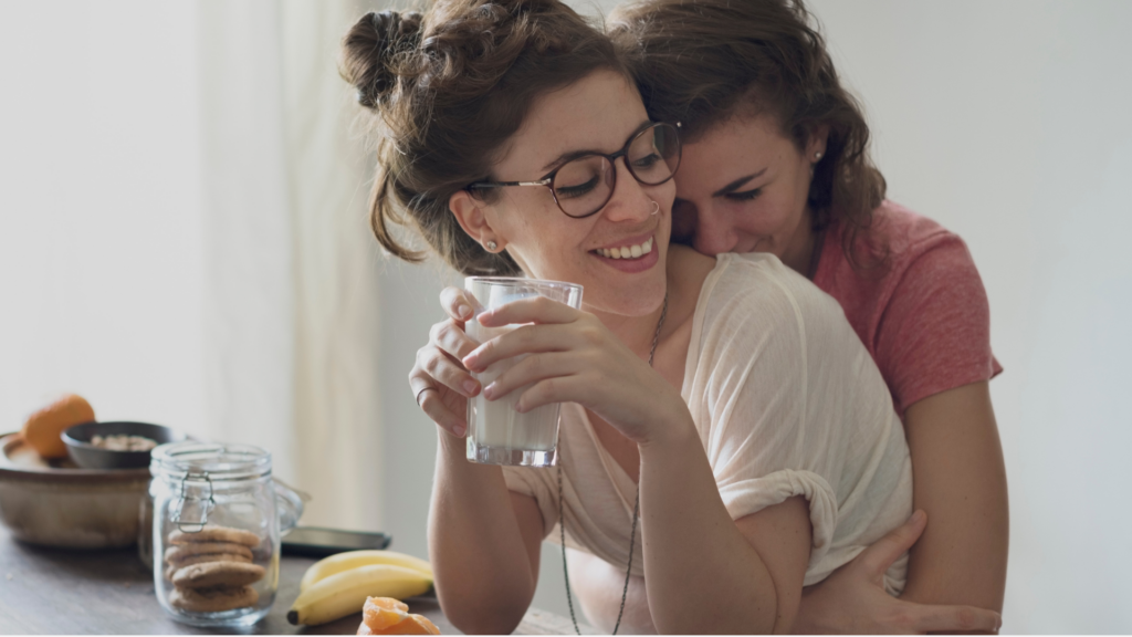 Bild zwei Frauen umarmung