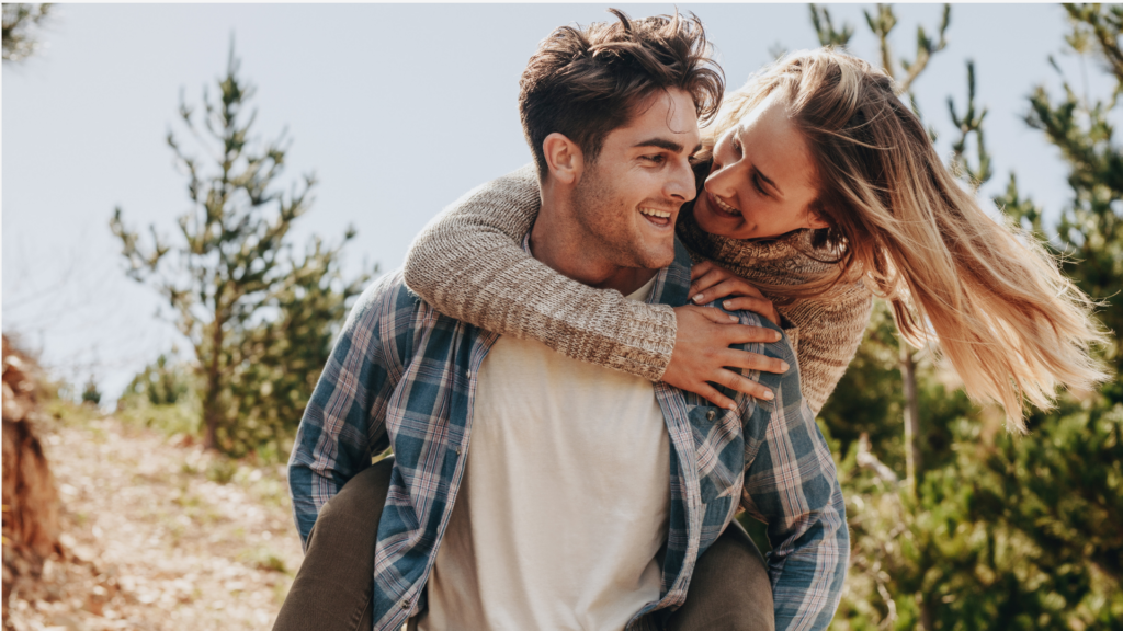 Junges Paar Huckepack