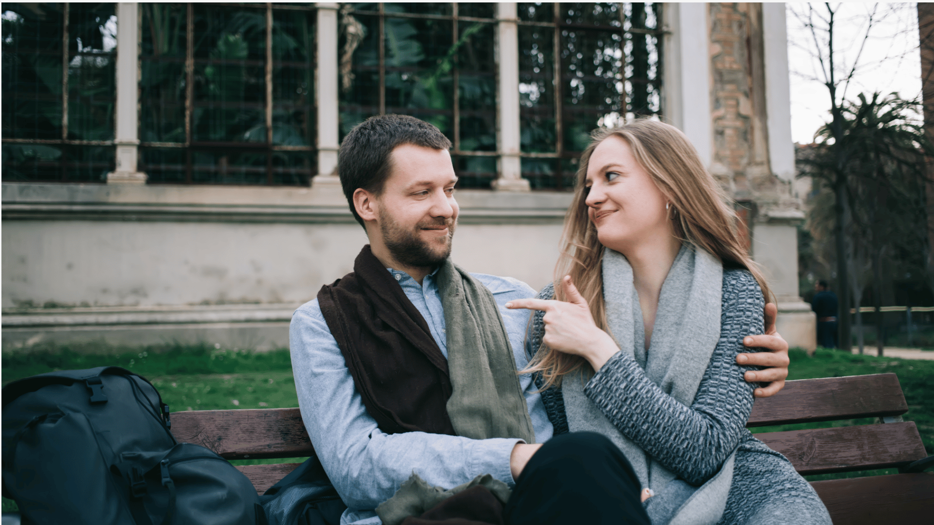 Mann und Frau nebeneinander Fingerzeig